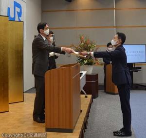 表彰状を授与する長谷川社長（左）
