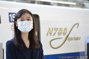 「Ｎ７００Ｓ新幹線　フィルタマスク」の着用イメージ（ＪＲ東海提供）