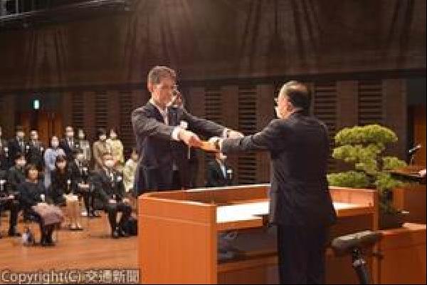 交通新聞 電子版｜JR九州 20年度「特別功労章・功労章・効績章」表彰式