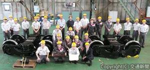 台車の検査に携わったＪＲ貨物広島車両所の社員ら（ＪＲ西日本提供）