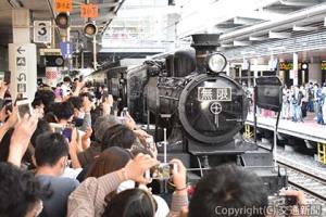 大勢のファンが待つ博多駅に到着した「ＳＬ鬼滅の刃」