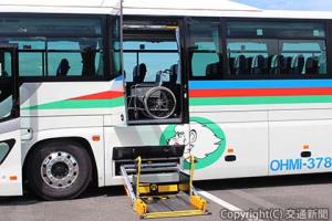 導入されたリフト付き大型観光バス（近江鉄道提供）