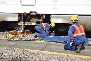 新幹線用に開発された復旧機材で行われた脱線復旧訓練