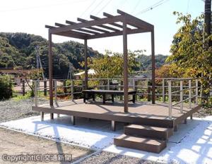 末続駅に新しく整備されたウッドデッキ(ＪＲ水戸支社提供)