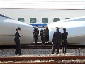 故障した列車と救援列車の併結を行う社員（ＪＲ西日本提供）