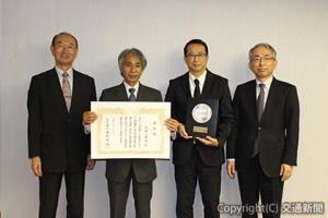 表彰を受けた臼井氏（左から２人目）。左端は浅井会長（鉄道弘済会提供）