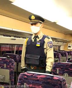 胸部にウエアラブルカメラを装着した警備員（イメージ）＝ＪＲ東日本提供＝