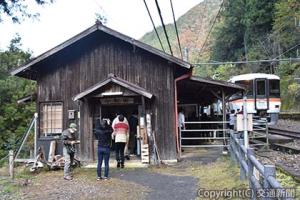 小和田駅に停車中の10周年飯田線秘境駅号。乗客は下車して駅を堪能した