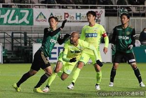 勝ち越しゴールを決めた川又（左から２人目、松本戦）ⒸＪＥＦＵＮＩＴＥＤ（ジェフユナイテッド提供）