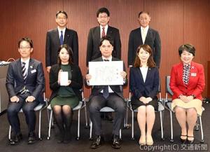 伊藤部長（前列右端）から感謝状の贈呈を受けたＪＥＢＬの関係者ら（ジェイアール東日本ビルディング提供）