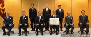 表彰式に出席した金子社長（前列中央）と鈴木本部長（同右から３人目）＝ＪＲ東海提供＝