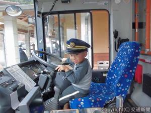 バスの運転席を体験（南海電気鉄道提供）