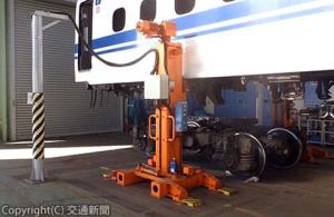 浜松工場で増備する移動式リフティングジャッキ（ＪＲ東海提供）