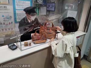 駅改札での商品販売・受け渡しのイメージ（ＪＲ東日本提供）