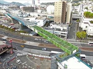 ２回の送り出し作業で手延べ機をトンネル側（手前）の橋脚に渡した（今年４月撮影）＝鉄道・運輸機構提供＝