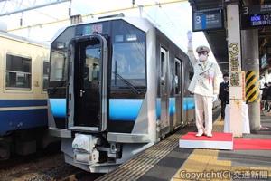 出発合図を行う瓜田駅長＝東能代駅＝
