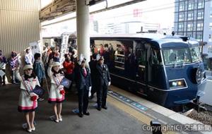 福山駅で出発合図を行う（右から）向川駅長、枝広市長ら（ＪＲ岡山支社提供）