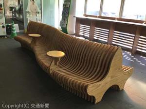 カウンターテーブルと木製ベンチ（ＪＲ水戸支社提供）