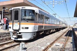 駒ケ根駅で出発を待つ「10周年飯田線秘境駅号」