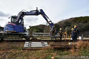 昼間時間帯に行われた工事（ＪＲ岡山支社提供）