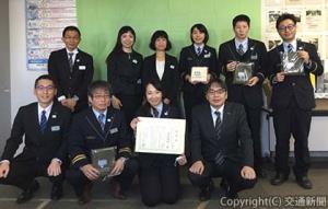 西船橋駅の表彰式に出席した山本社長（前列右端）、池田則夫駅長（同左から２人目）ら（ＪＲ東日本提供）
