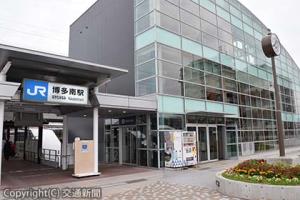 ペデストリアンデッキ上の博多南駅との連絡通路入口と博多南駅前ビル