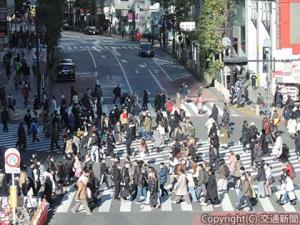 大勢の人が行き交う渋谷スクランブル交差点。「外出自粛」とは程遠い現状があった（10日）