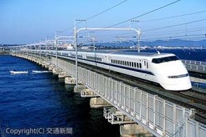 東海道新幹線で最初に最高時速２７０㌔での営業運転を実現した３００系（ＪＲ東海提供）