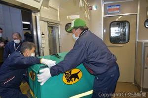 岡山駅で荷下ろしするジェイアールサービスネット岡山社員（ＪＲ岡山支社提供）