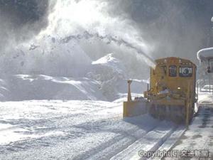 除雪を行うＭＣＲ＝高山線坂上駅構内＝（ＪＲ東海提供）