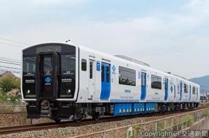 対象路線を走るＢＥＣ８１９系架線式蓄電池電車「ＤＥＮＣＨＡ」＝ＪＲ九州提供＝