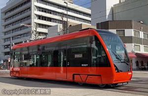 低床式新型ＬＲＴ車両「５０００形」＝伊予鉄グループ提供＝