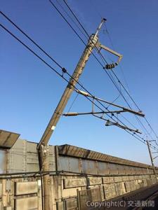 東北新幹線郡山―福島間で折損した電化柱（ＪＲ東日本提供）