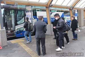 ＪＲ高速バスで首都圏へ向かう乗客＝仙台駅東口＝