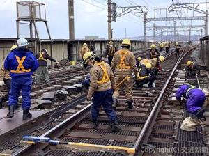 分岐器の軌道整備の様子＝仙台―古川間＝（ＪＲ東日本提供）