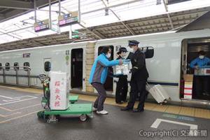 新大阪駅で荷下ろしを行うＪＲ西日本マルニックスとＪＲ西日本の社員