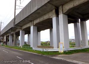 耐震補強対策として鋼板巻きを行った新幹線高架橋柱（ＪＲ東日本提供）