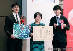 環境大臣賞を受賞した（左から）柴田社長、伊藤部長、松田社長（ＪＲ東日本提供）