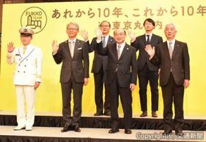 オープニングセレモニーに出席した小池駅長（前列左端）と平野邦彦鉄道会館社長（後列左）ら