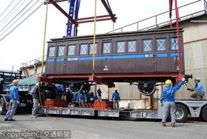 トレーラーに慎重に積載される「ロ４８１号」＝多度津工場＝