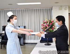 卒業証書を手渡す髙戸学園長（右）