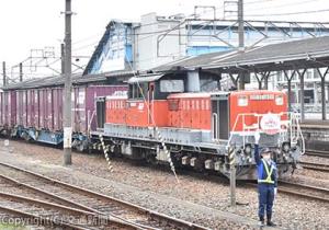 桑島駅長の合図で出発するＤＤ51けん引のコンテナ列車＝四日市駅＝