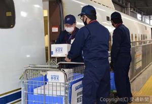 ＪＲ九州と佐川急便が九州新幹線を活用した貨客混載事業の実証実験を報道公開した（２月24日）