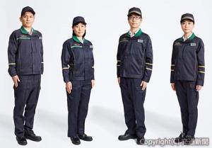 メンテナンスなどを担当する区所長用、一般社員用の新制服（右から２人ずつ）＝ＪＲ東日本提供＝