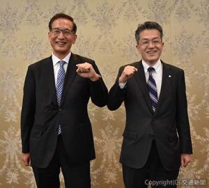 会見終了後、記念撮影する安藤社長（左）と髙﨑副社長