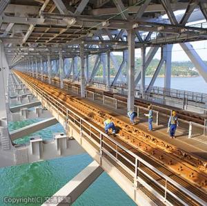 本四備讃線の海上部で線路を点検するＪＲ四国社員（ＪＲ四国提供）