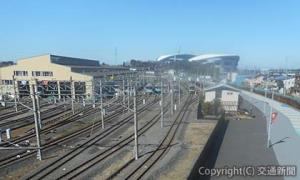 浦和美園駅北側は車両基地になっています。車両基地の先方に埼玉スタジアム２００２が遠望できます