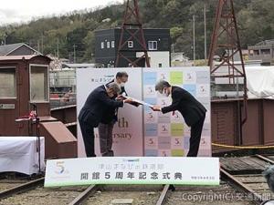 記念ヘッドマークのレプリカを受け取る平島支社長（右）＝津山まなびの鉄道館提供＝