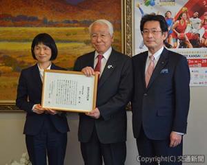 決定通知伝達式で記念撮影する（左から）多田支社長、井戸知事、高士理事長