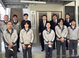 記念撮影する所員ら（ＪＲ仙台支社提供）